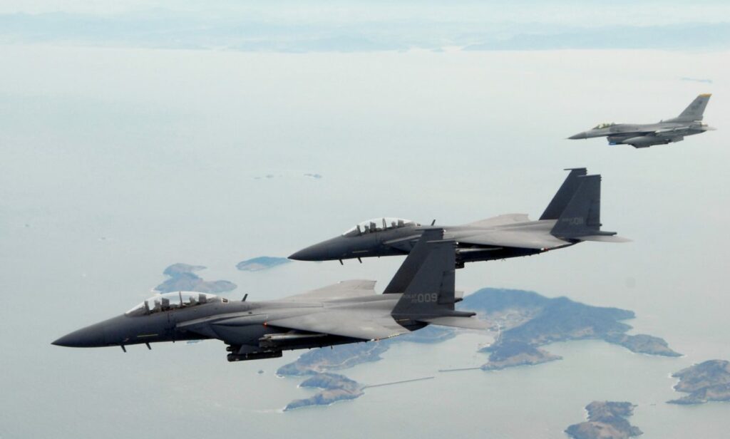 F-15K's van de Zuid-Koreaanse luchtmacht met een F-16's van de Amerikaanse luchtmacht - ©U.S. Air Force