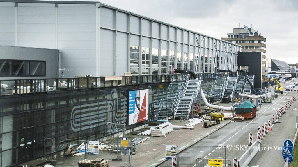 Ook rondom het gebouw wordt druk gewerkt.