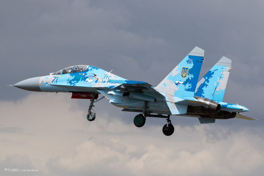 Oekraïense Sukhoi Su-27 pakt verkeersbord mee | Video