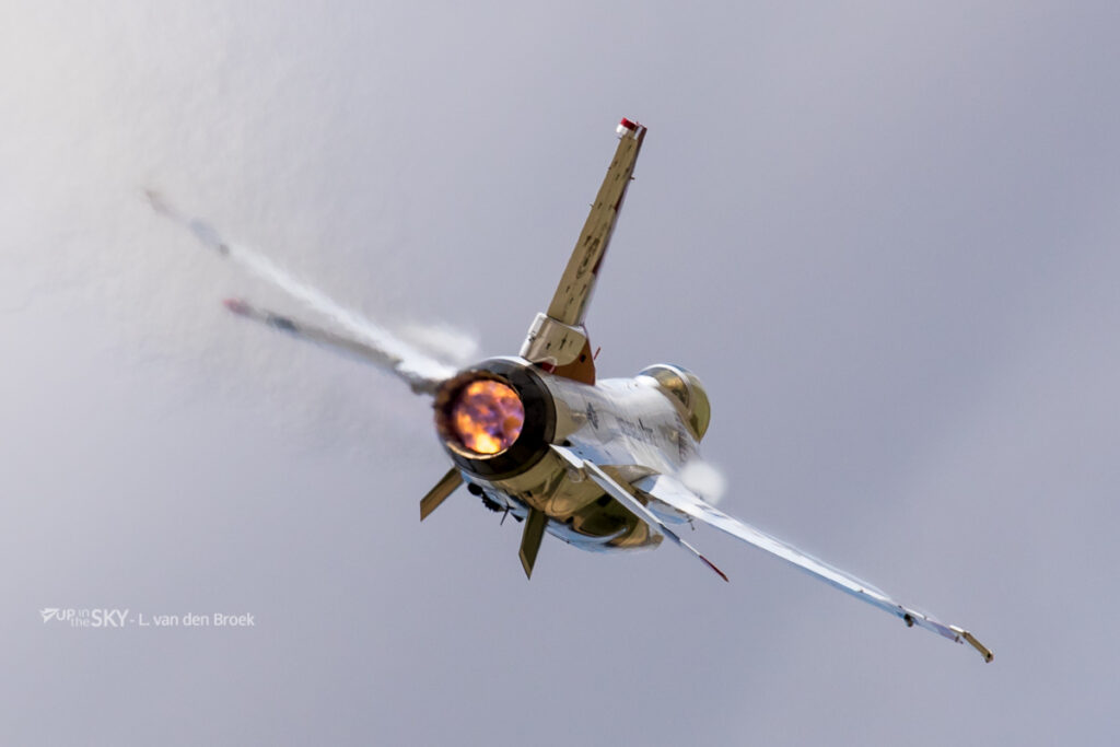 Bijna botsing tussen twee F-16’s | Video
