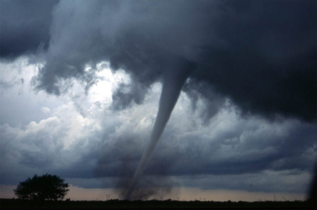 Tornado legt Amerikaans vliegveld in puin | Foto’s