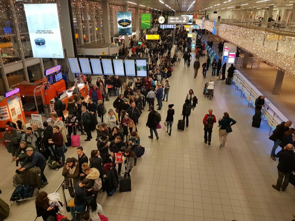 Chaos op Europese vliegvelden: ‘Wachttijden van 2 tot 3 uur’