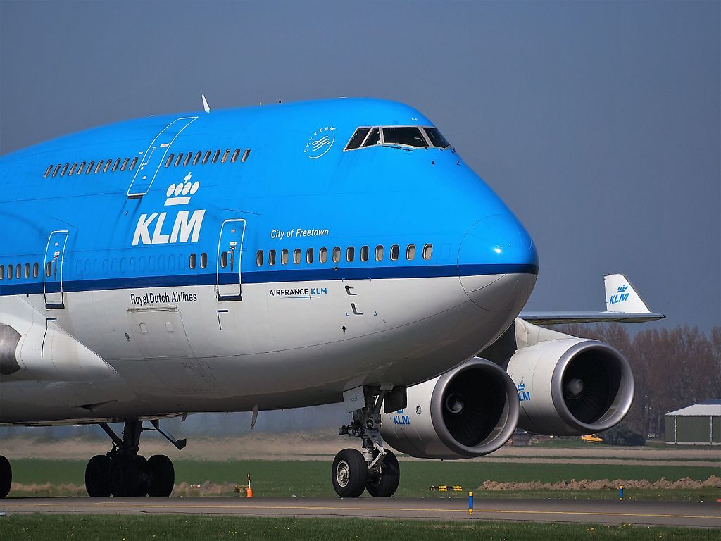 KLM-Jumbojet in de schemer geland op Twente