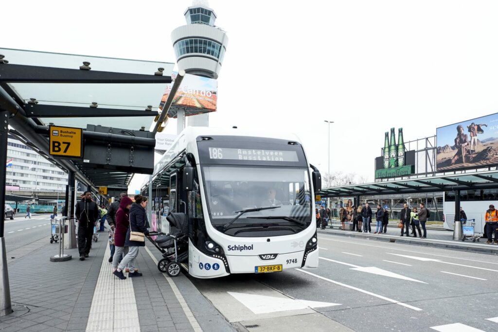 Grootste Europese vloot elektrische bussen op Schiphol