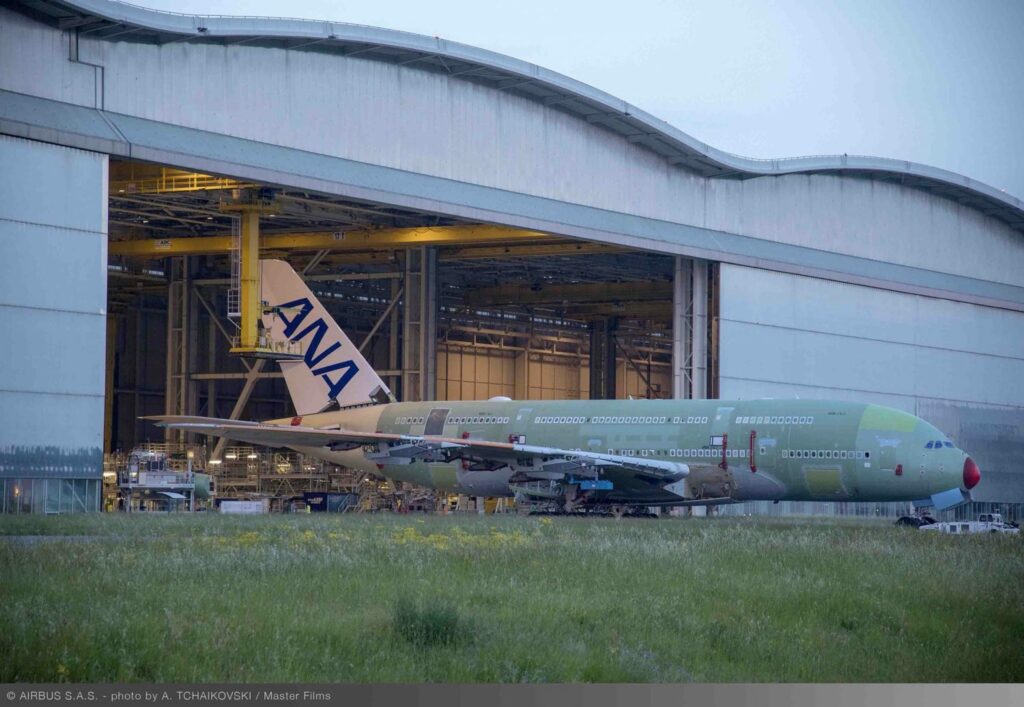 Eerste A380 voor ANA rolt uit de fabriek