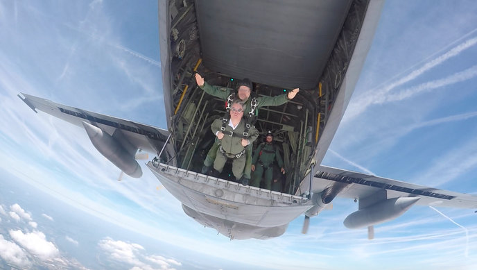 80 parachutisten springen boven Zuiderwaterlinie | Beeld Commissaris van de Koning van Noord-Brabant Wim van de Donk maakt De Sprong uit C-130 Hercules - ©Sprong & Zuiderwaterlinie Festival