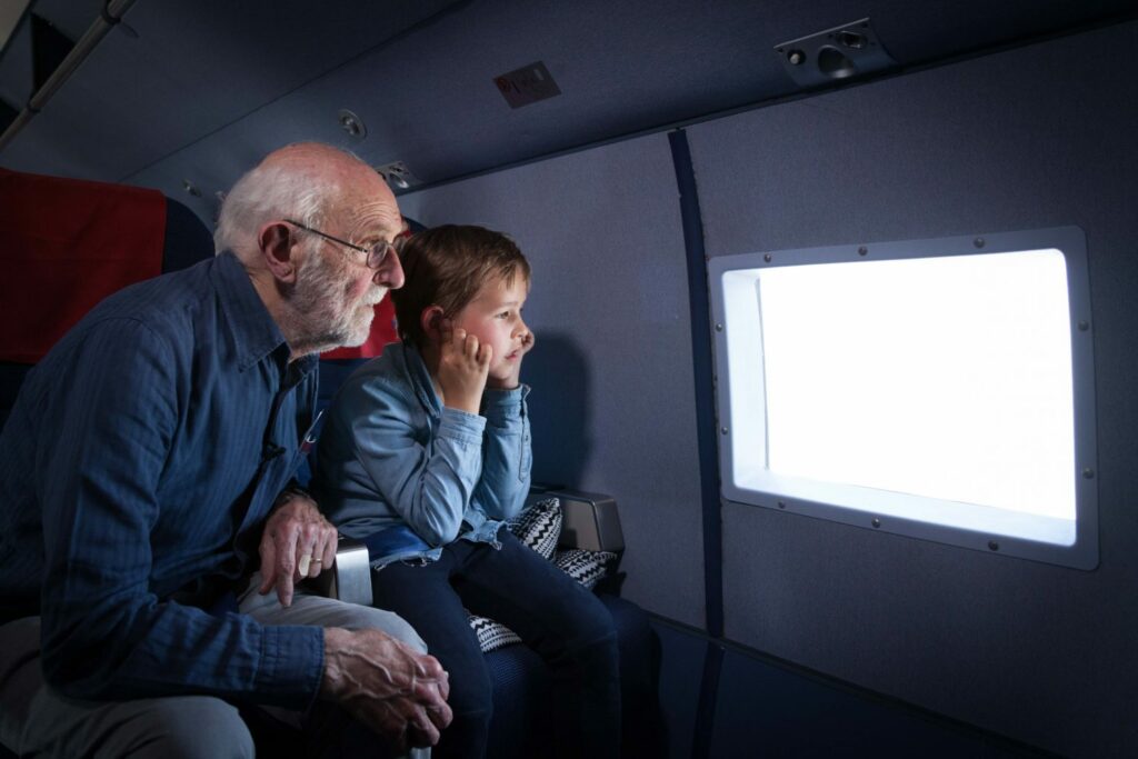 Opa Nol en zijn kleinzoon Jagger genieten van het uitzicht - ©KLM