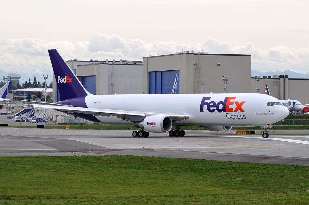 Boeing 767 maakt noodlanding zonder linker landingsgestel | Video