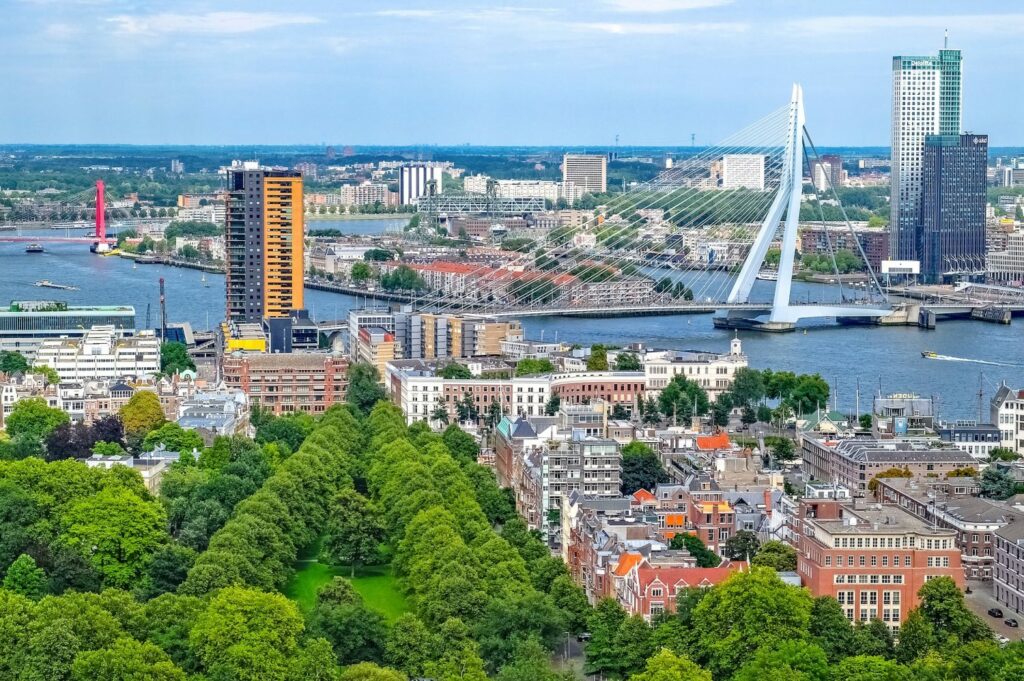 Spectaculaire vergezichten tijdens landing Rotterdam | Video