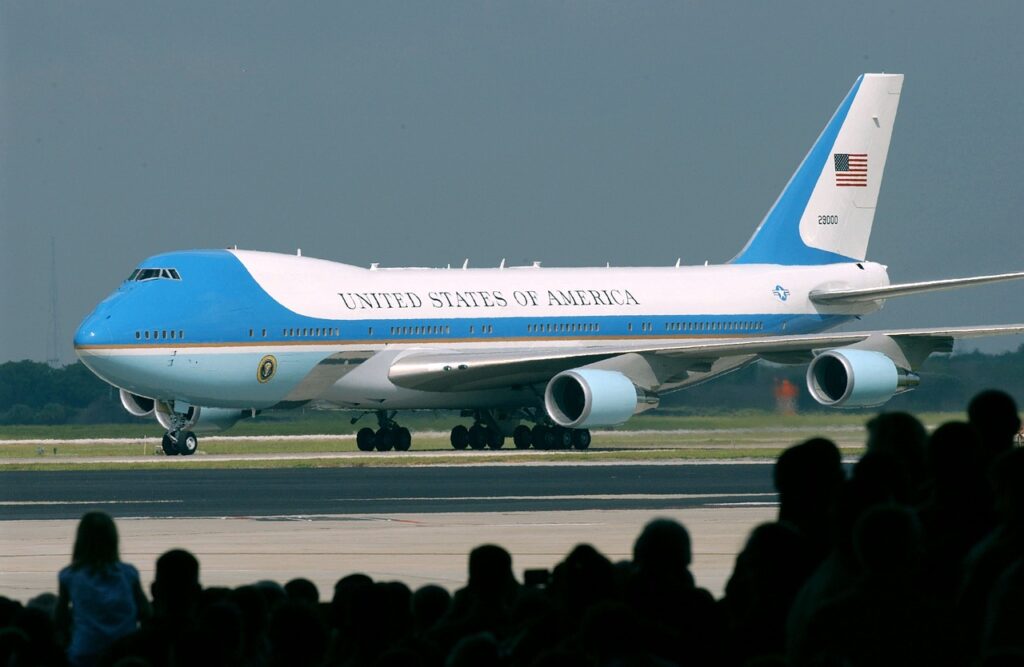 Air Force One onderweg naar WEF keert om