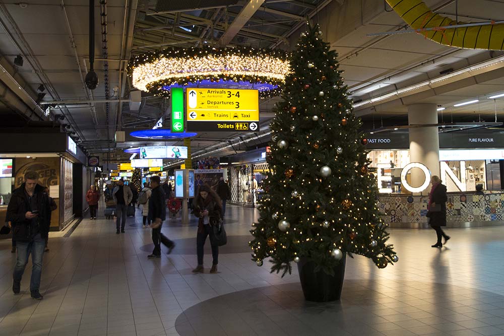 ‘Man met mes aangehouden op Schiphol’ | Video