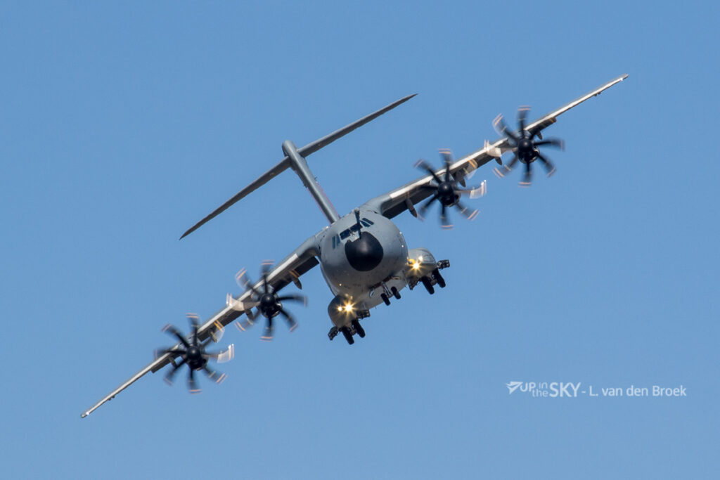 Zo landt de Airbus A400M op het strand | Video
