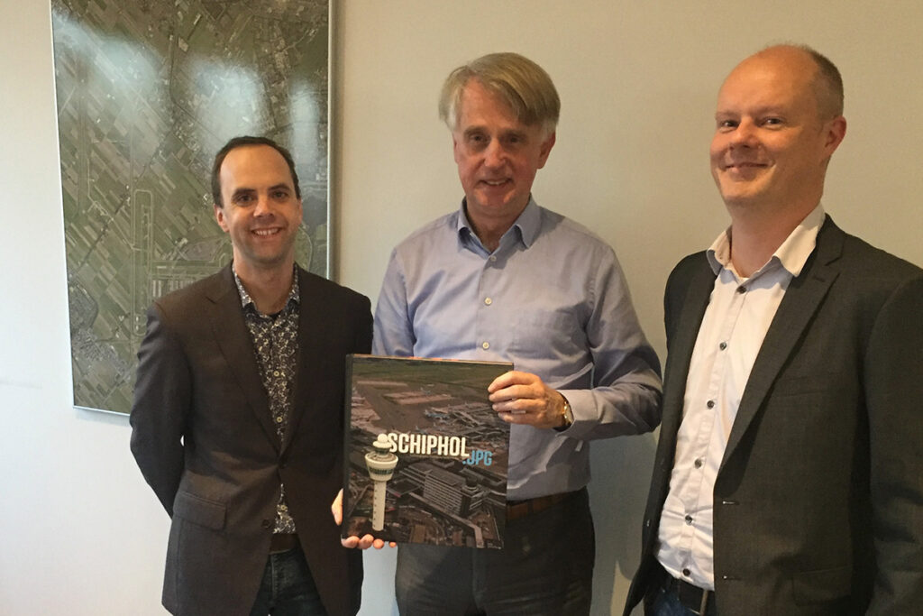Schiphol-ceo enthousiast over fotoboek Schiphol.jpg