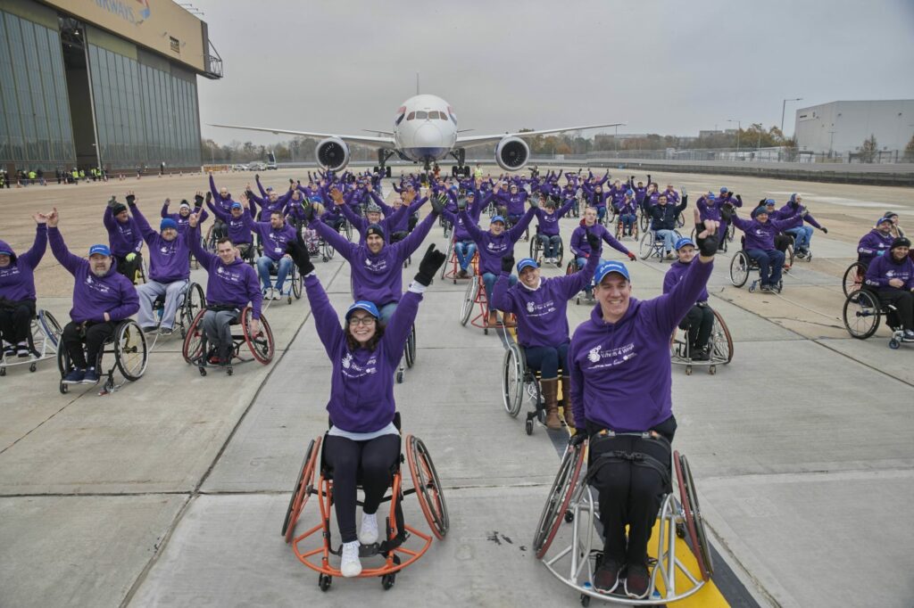 Rolstoelers breken record ‘vliegtuig trekken’ op Heathrow