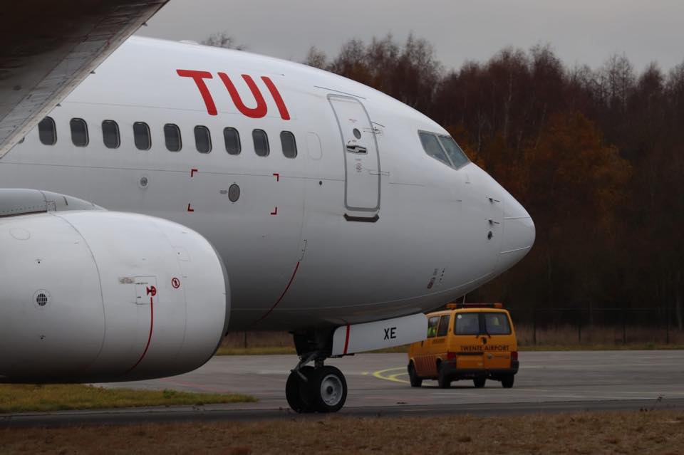 TUI 737’s voor AELS aangekomen op Twente Airport
