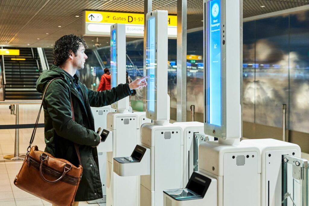Schiphol begint proef boarden via gezichtsherkenning