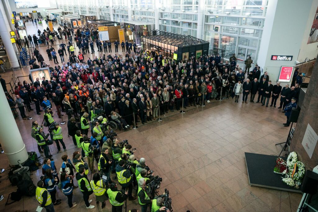 Minuut stilte op Brussels Airport ter herdenking aanslagen