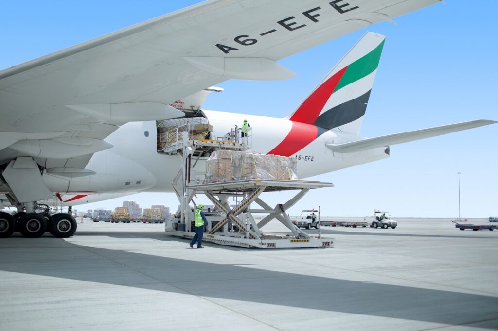 Emirates vliegt half miljoen flessen handontsmetter rond