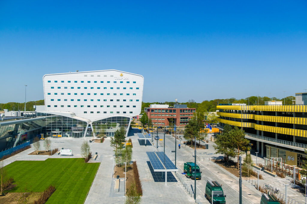 Eindhoven Airport heeft voorterrein op de schop genomen | Foto’s