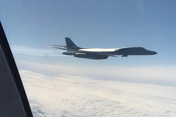 KDC-10 Nederlandse Luchtmacht tankt Amerikaanse bommenwerper boven Noordzee bij