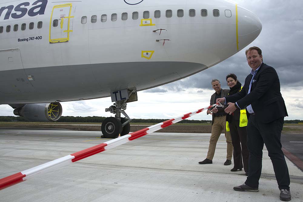 Vijf nieuwe parkeerplaatsen voor vliegtuigen op Twente Airport officieel geopend