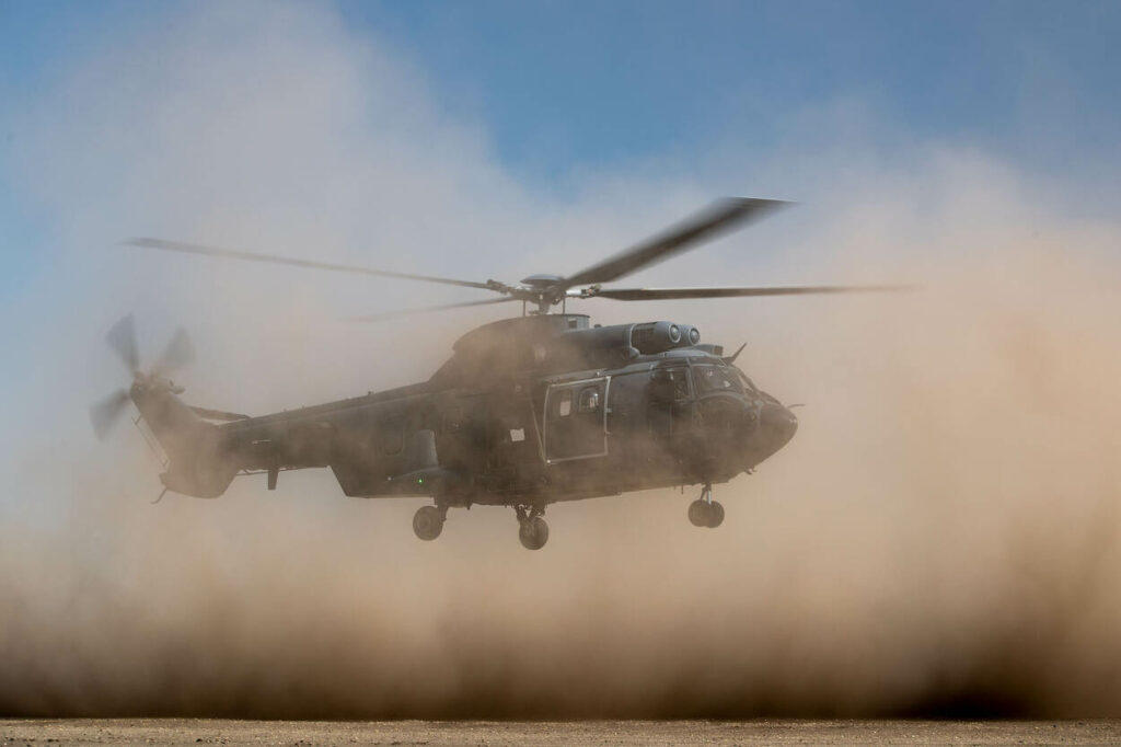 Luchtmacht oefent zandlandingen | Video