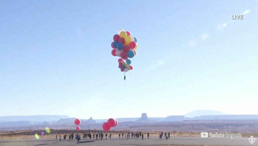 Heliumballonnen brengen Amerikaanse stuntman de lucht in | Video