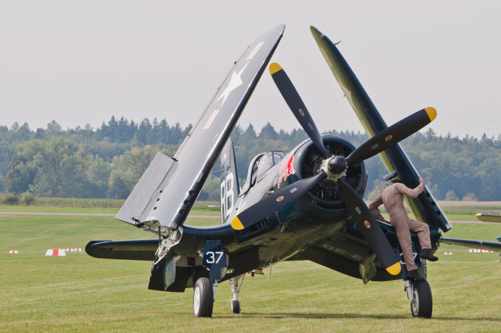 De F4U Corsair met opvouwbare vleugels | Video
