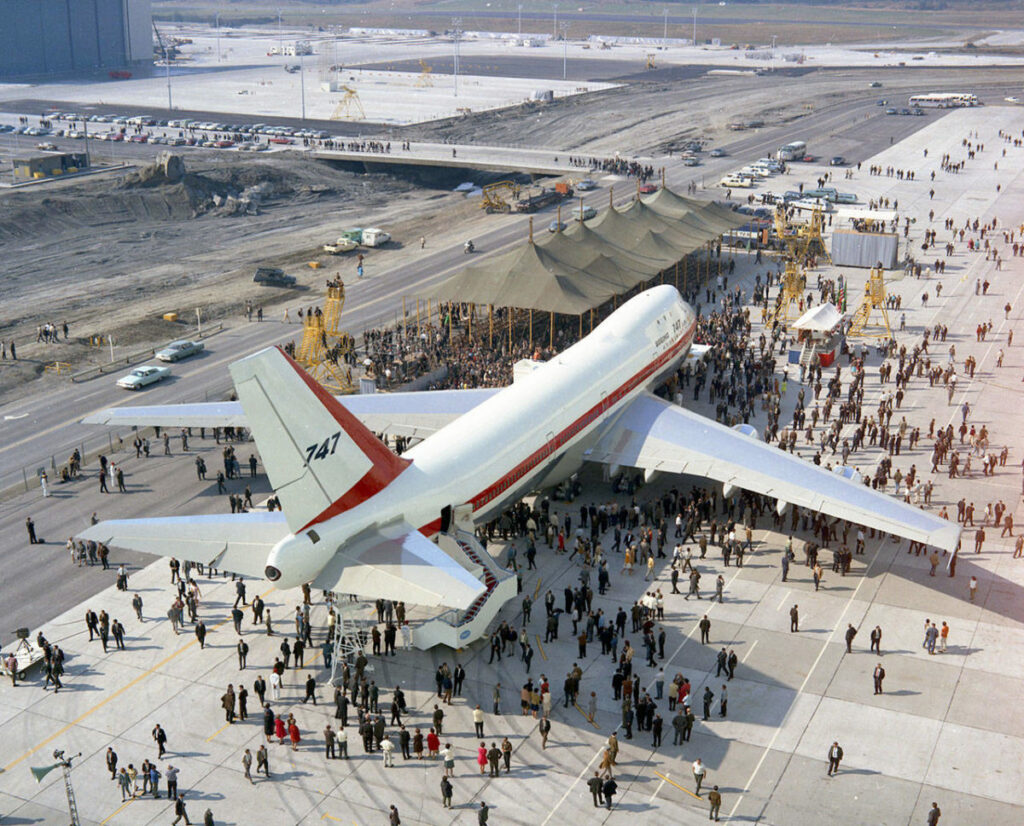 Terugblik: 52 jaar geleden rolde de eerste 747 de fabriek uit | Foto’s