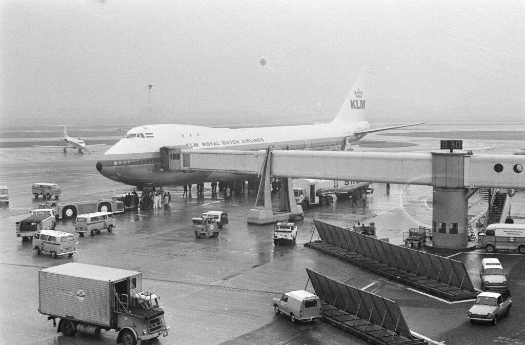 De eerste 747 van KLM op Schiphol