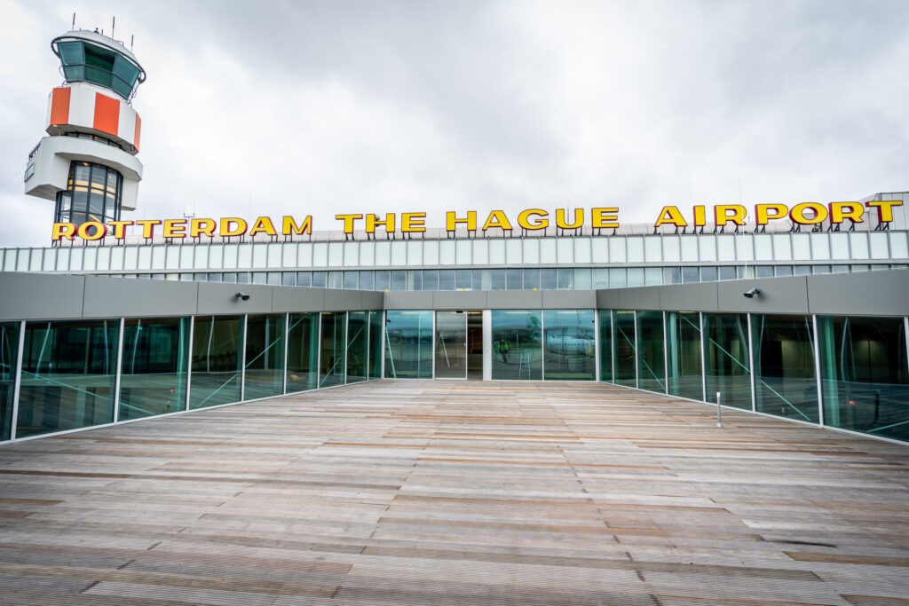 Zo ziet de vernieuwde vertrekhal van Rotterdam eruit