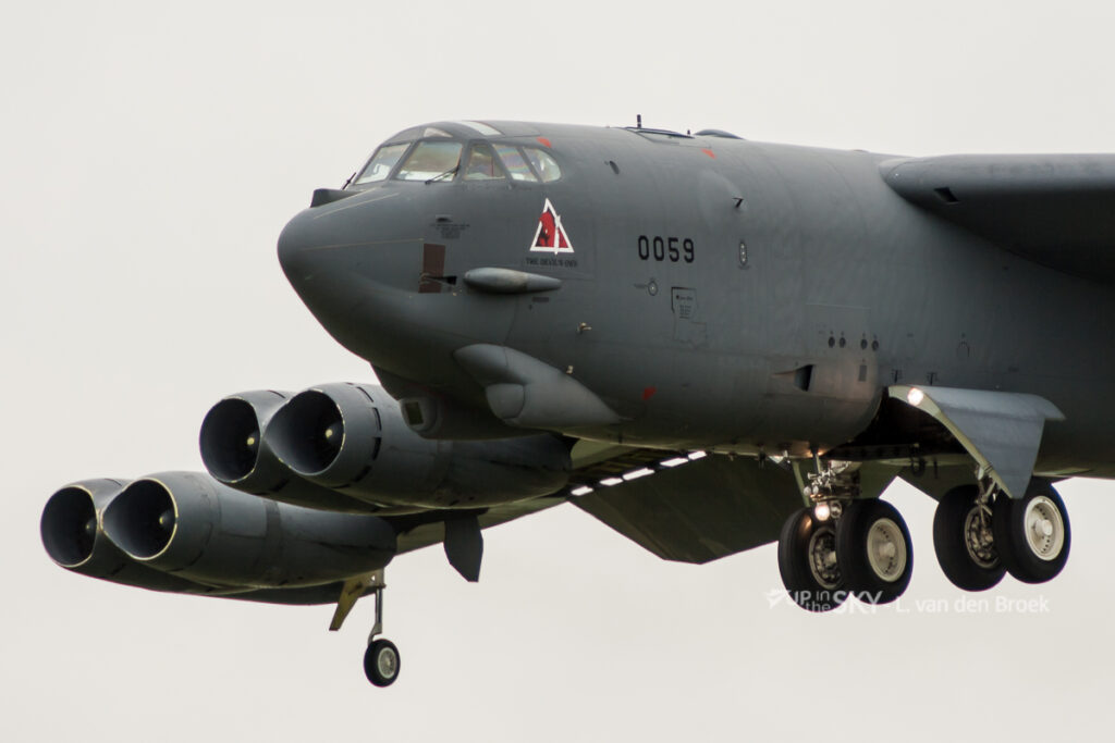Embraer 175 op ramkoers met bommenwerper