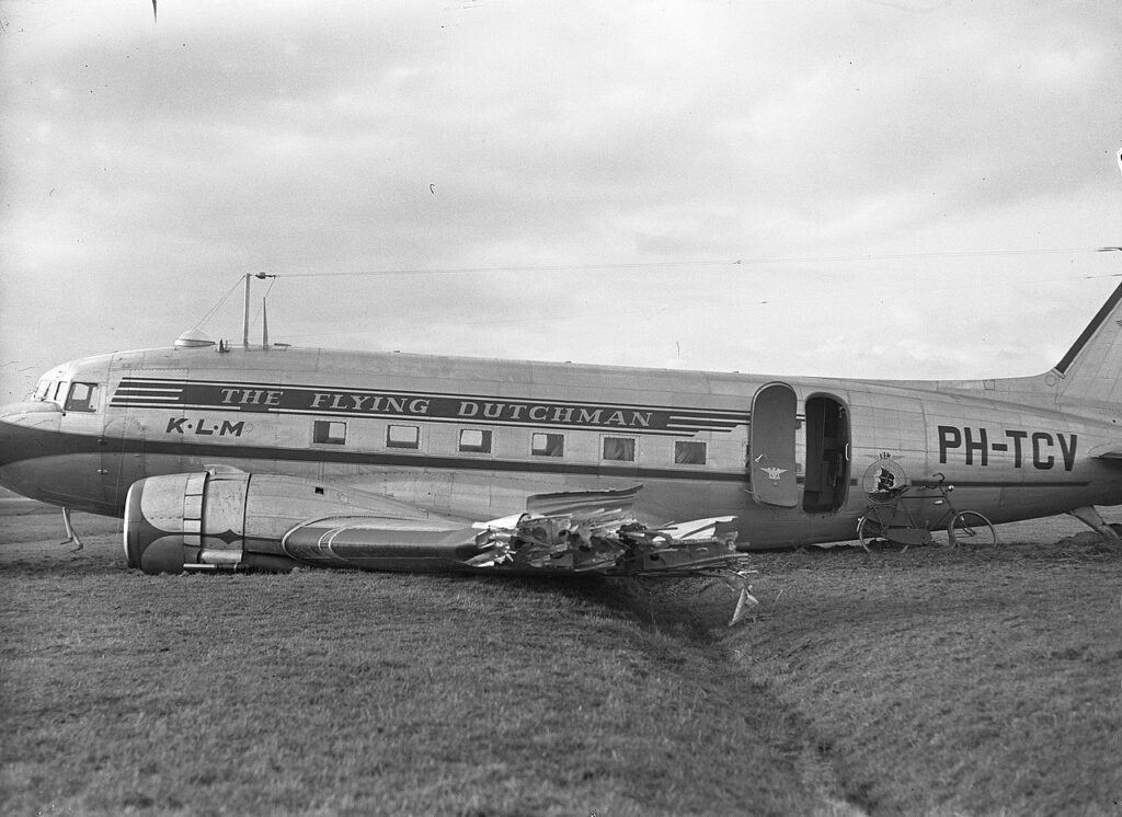 De DC-3 van KLM die een Friese kerktoren raakte | Analyse