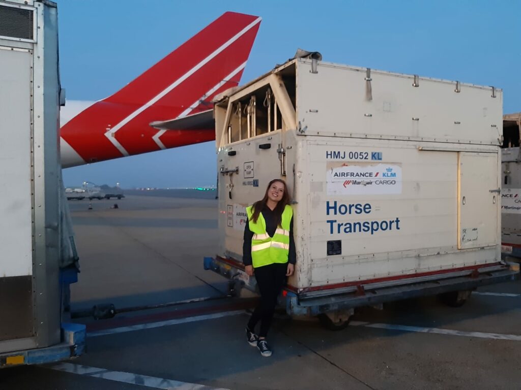 Noor vliegt de wereld rond met paarden | Interview