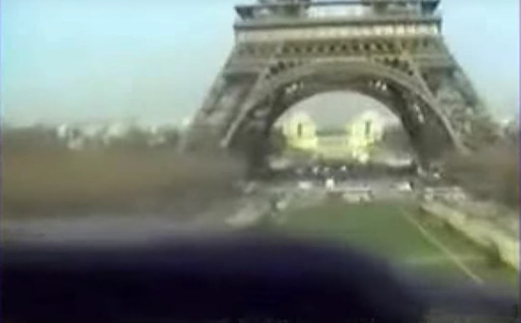 De vlucht onder de Eiffeltoren door | Video