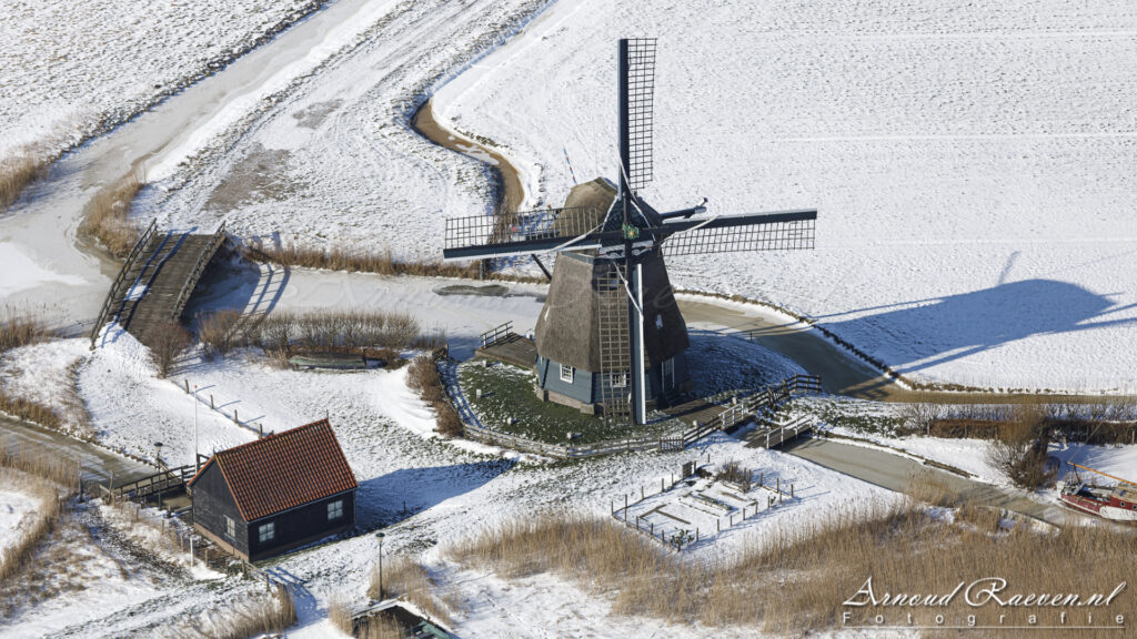 Rondvlucht boven Nederland in de sneeuw | Avondklokje