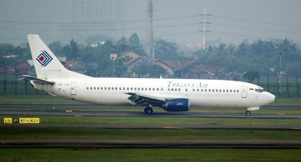 Boeing 737 schiet van de baan in Jakarta | Video