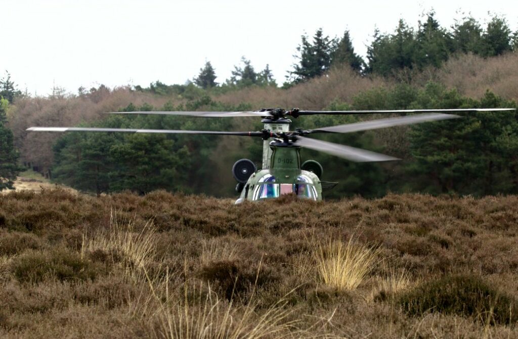 Chinook-helikopter maakt voorzorgslanding op Drentse hei