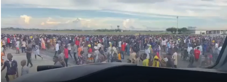 Mensen bestormen vliegveld in Tanzania | Video