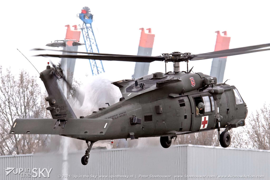 Amerikaanse helikopters via Rotterdamse haven naar huis | Foto’s