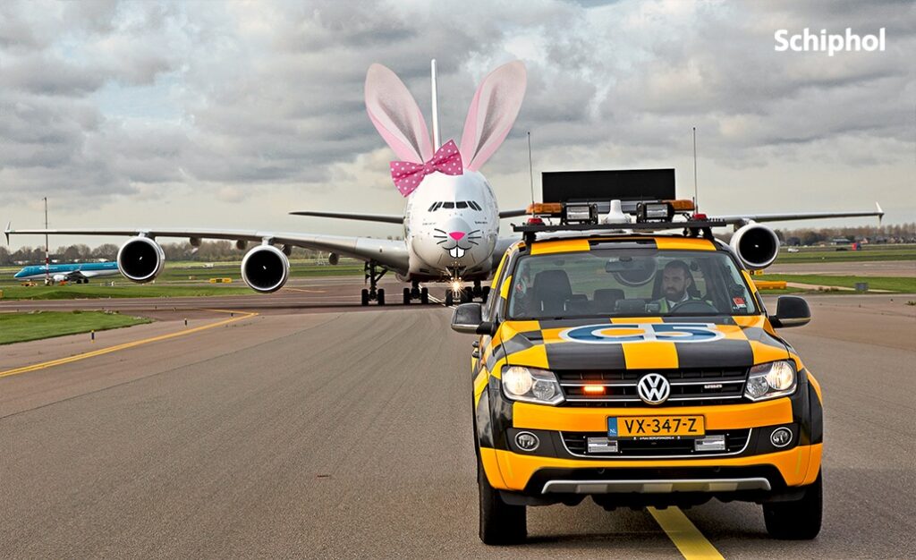 Paashaas brengt bezoek aan Schiphol