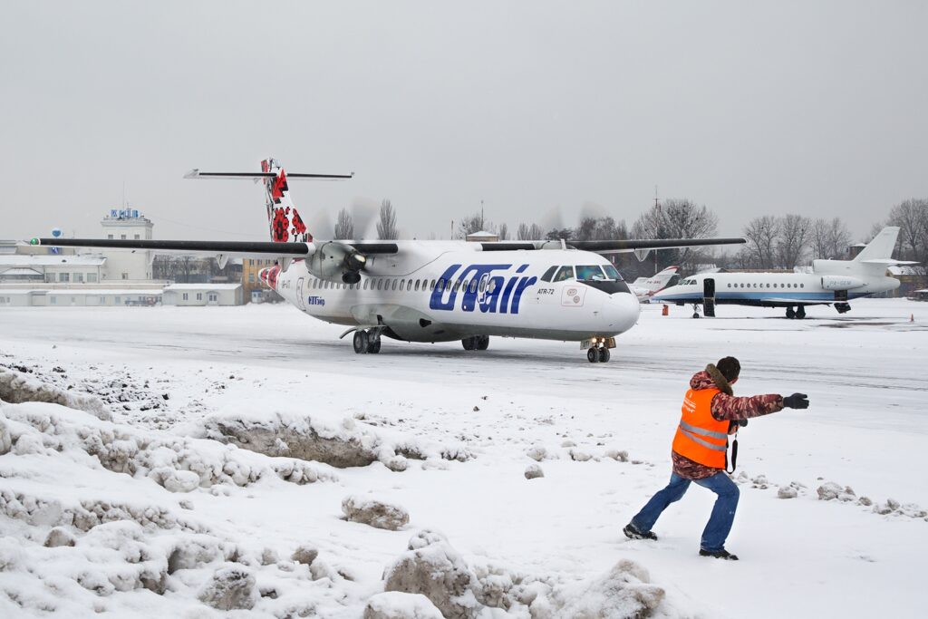 Forse schade bij vliegtuigbotsing in Rusland | Foto’s
