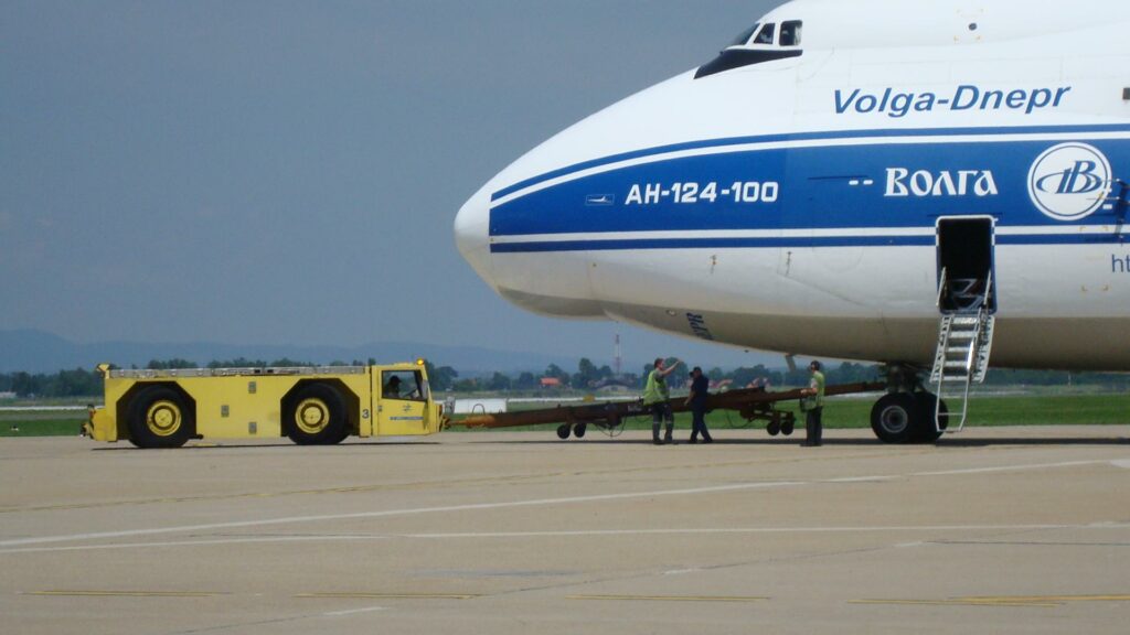 Antonov An-124 brengt zuurstofflessen naar India