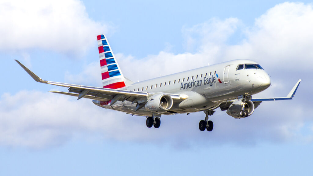 Embraer E175 keert terug na botsing met drone