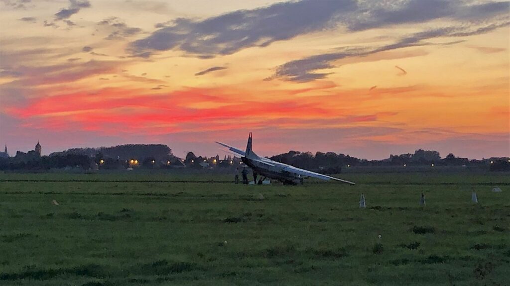 Parachutistenvliegtuig vlak voor de baan verongelukt