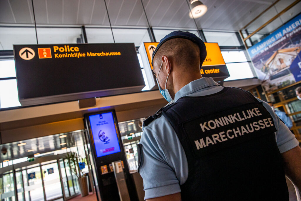 Zwaar beveiligd regeringsvliegtuig aangekomen in Nederland