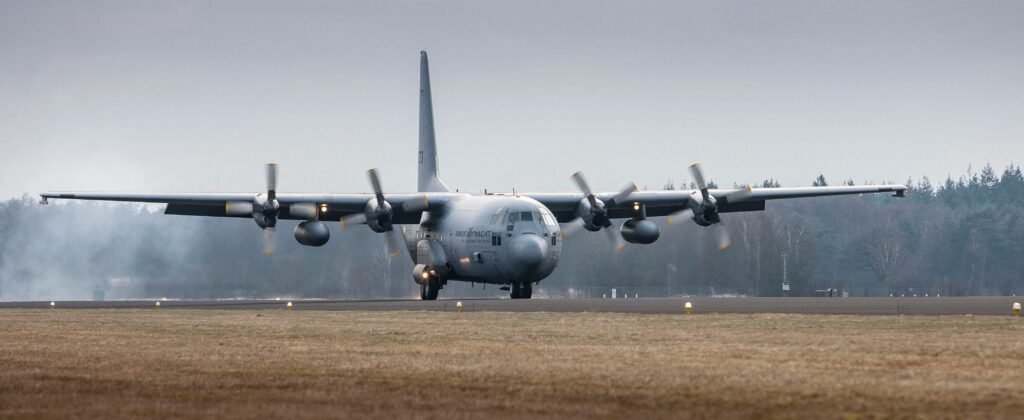 Luchtmacht oefent met Hercules transportvliegtuig