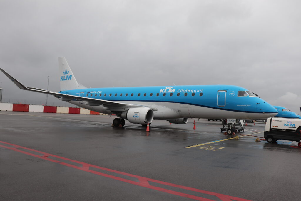 Passagiers toegang tot cockpit in leeg KLM-vliegtuig