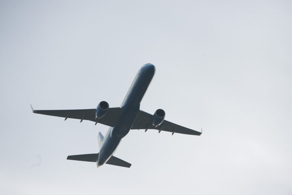 Biden vast in Air Force One door ingesneeuwde vliegtuigtrap