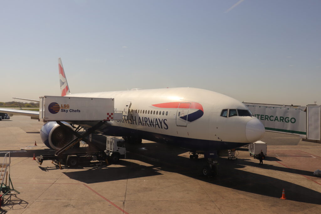 Deur British Airways 777 van vliegtuig getrokken